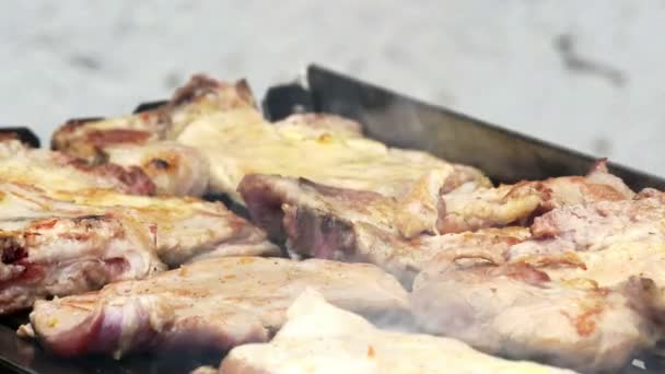 Carne sobre una parrilla 4k — Vídeos de Stock
