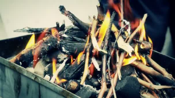 Fogo de churrasco em 4k — Vídeo de Stock