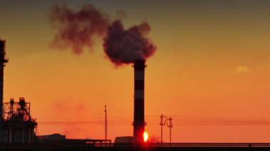 4 k güneş doğarken bacasından duman