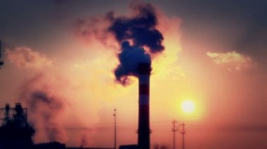 4 k güneş doğarken bacasından duman