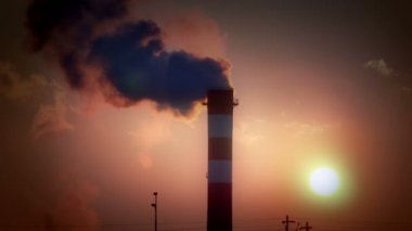 4 k güneş doğarken bacasından duman