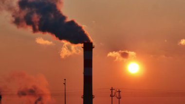 4 k güneş doğarken bacasından duman