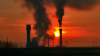 4 k güneş doğarken bacasından duman