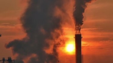 4 k güneş doğarken bacasından duman