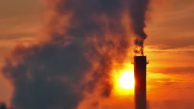 4 k güneş doğarken bacasından duman