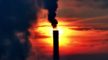 4 k güneş doğarken bacasından duman