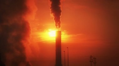 4 k güneş doğarken bacasından duman