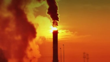 4 k güneş doğarken bacasından duman