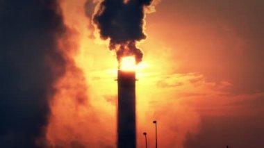 4 k güneş doğarken bacasından duman