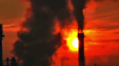 Güneş doğarken bacasından duman