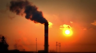 Güneş doğarken bacasından duman