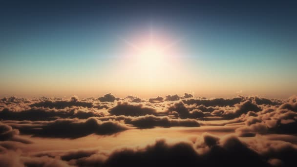 Bulutlar günbatımı üzerinde uçmak — Stok video