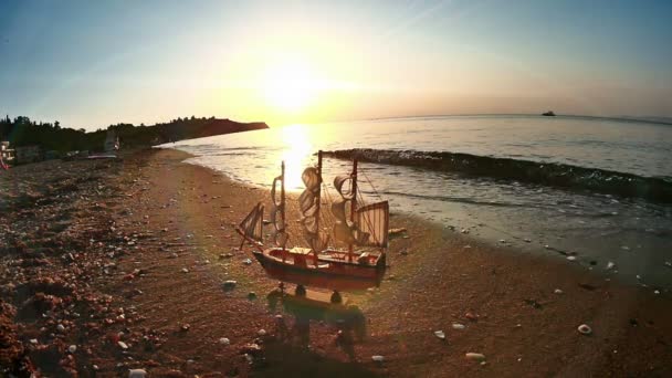 Antiguo barco junto a la playa — Vídeo de stock