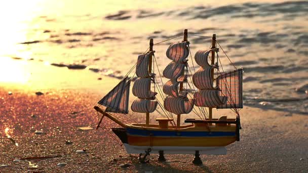 Старый корабль у пляжа — стоковое видео