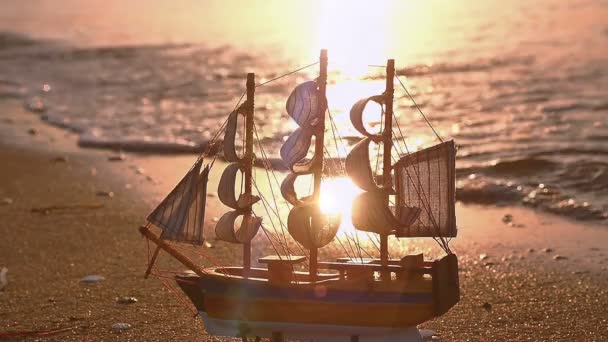 Antiguo barco junto a la playa — Vídeo de stock