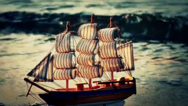 Vieux bateau au bord de la plage 4k 