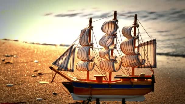 Oude schip door het strand 4k — Stockvideo