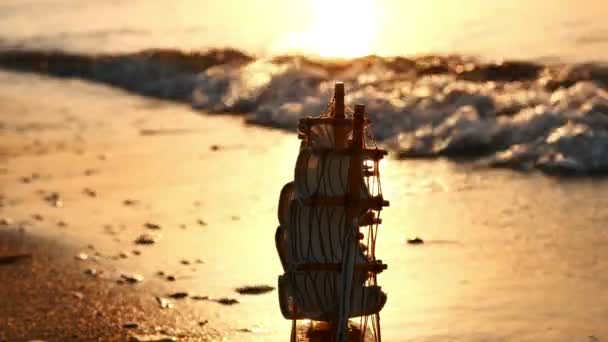 Antiguo barco junto a la playa 4k — Vídeo de stock