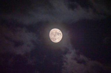 Geceleyin dolunay Bulutlu mistik gökyüzü