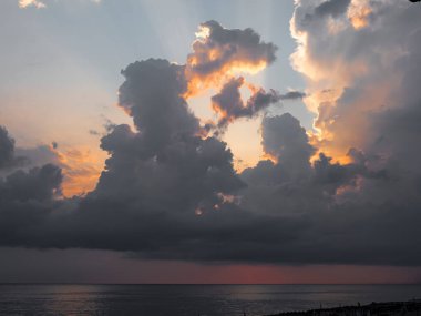 Deniz üzerinde gün doğumu dramatik büyük bulutlar manzarası