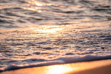 Dalgalar deniz kıyısı makrosu sıçratıyor. Yaklaş.