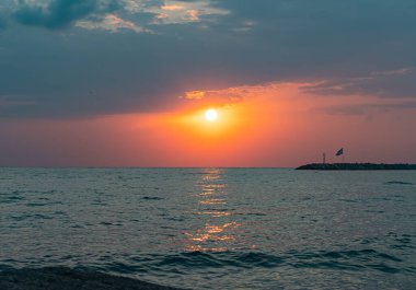 Denizin üzerinde gün doğumu ve güzel bulutlar