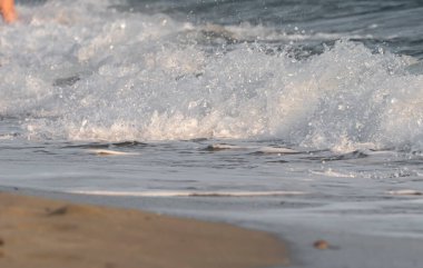 Dalgalar deniz kıyısı makrosu sıçratıyor. Yaklaş.