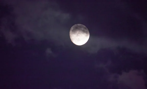 雲と夜の神秘的な空の満月 — ストック写真