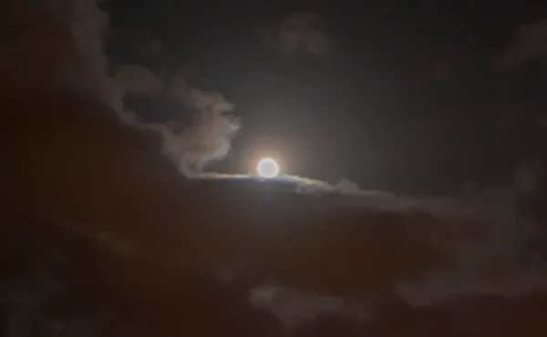 雲と夜の神秘的な空の満月 — ストック写真