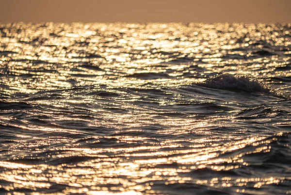 Hermosos Colores Dorados Puesta Sol Sobre Las Olas Del Mar — Foto de Stock