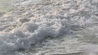 Dalga, deniz kıyısı makrosu sıçratıyor