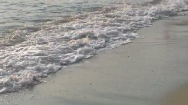 Dalga, deniz kıyısı makrosu sıçratıyor