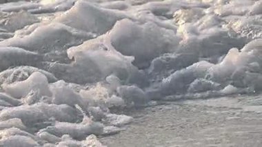 Dalga, deniz kıyısı makrosu sıçratıyor