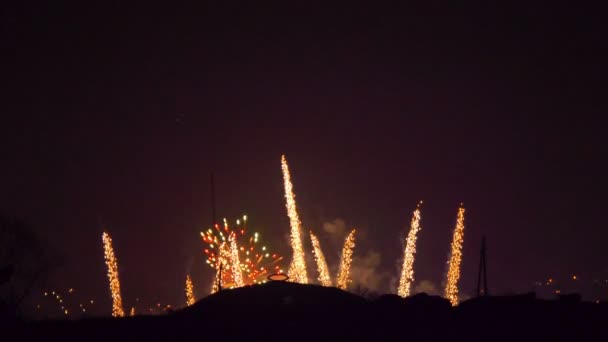 Fuegos artificiales coloridos en la noche de vacaciones 4k — Vídeo de stock