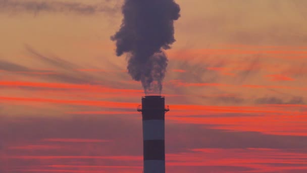 日落时的工业烟囱烟工厂4k — 图库视频影像