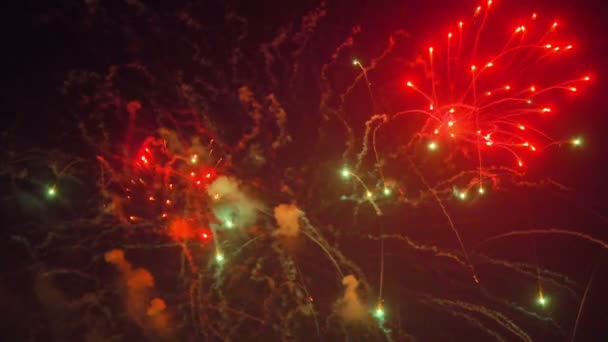 Πολύχρωμα πυροτεχνήματα τη νύχτα των διακοπών 4k — Αρχείο Βίντεο