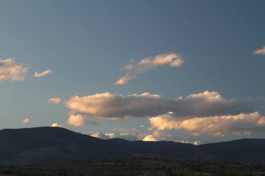 Mavi günbatımı gökyüzünde turuncu bulutlar, manzara