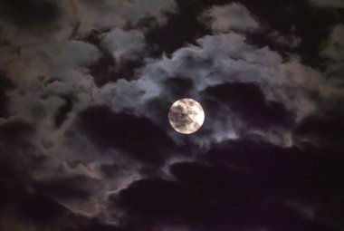 Gökyüzünde dolunay bulutlarla kaplı.