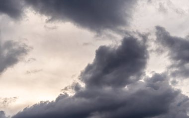 Şiddetli kara fırtına gökyüzüne bulutlar yağdırıyor