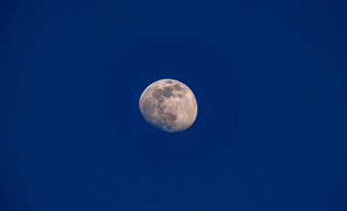 Gün boyunca gökyüzündeki dolunay kapanır