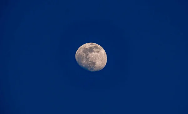 昼の満月が近づき — ストック写真