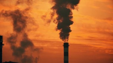 Gün batımında sanayi bacası duman fabrikası 4k