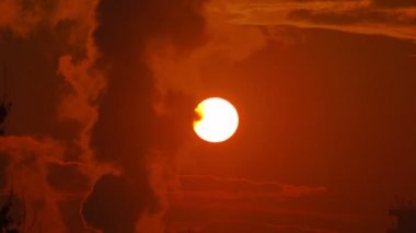 Fabrika 4K 'dan gün doğumu dumanı