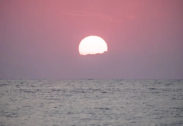 Sol Grande Para Baixo Sobre Nascer Sol Mar Céu Vermelho — Fotografia de Stock