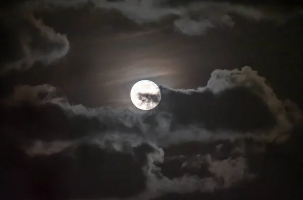 구름으로 뒤덮인 보름달 — 스톡 사진