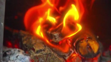 Şömine alevi, kül, makroyu kapatın.