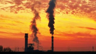 Gün batımında sanayi bacası duman fabrikası 4k