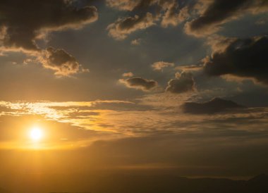 Ateşli bir güneşin doğuşunun manzarası - Gökyüzünde gün batımı