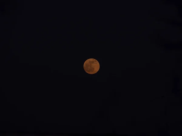 澄んだ空の自然界の大きな満月 — ストック写真
