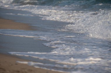 Mavi tropikal denizdeki dalgalı plaj